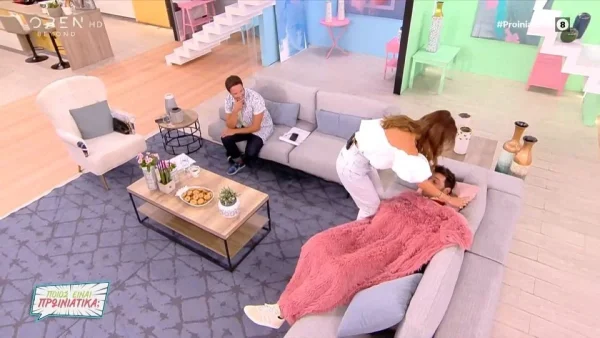 Ατύχημα για τον Παναγιώτη Χατζηδάκη - Εμφανίστηκε με κολάρο στον λαιμό και δεμένο χέρι στον αέρα του OPEN