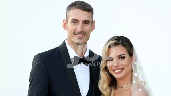 Ανέβηκε τα σκαλιά της εκκλησίας η Σταυρούλα Χρυσαείδη - Οι πρώτες φωτογραφίες από τη λαμπερή τελετή