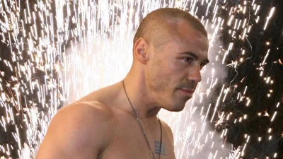 Είναι τόσο μικρές που χάνονται στην αγκαλιά του - Η τρυφερή φωτογραφία του Ζαμπίδη με τις δίδυμες κορούλες του