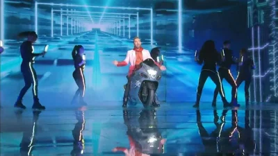 Πανζουρλισμός στη σκηνή του J2US με την εμφάνιση του Νίκου Κοκλώνη - Τραγούδησε Macarena και «ξεσήκωσε» το κοινό