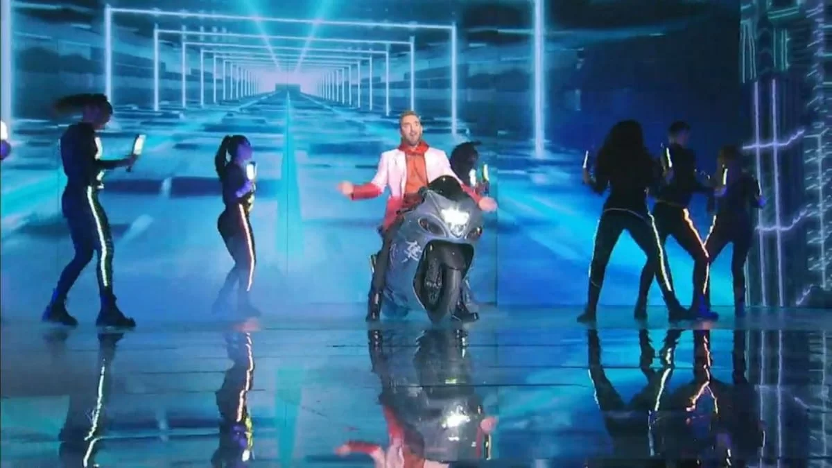 Πανζουρλισμός στη σκηνή του J2US με την εμφάνιση του Νίκου Κοκλώνη - Τραγούδησε Macarena και «ξεσήκωσε» το κοινό