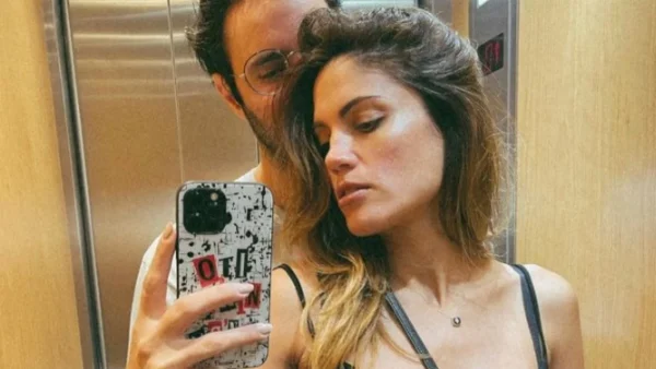 «Κάποια φούσκωσε» - Η εγκυμονούσα Μαίρη Συνατσάκη πόζαρε στον καθρέφτη και έδειξε την κοιλίτσα της