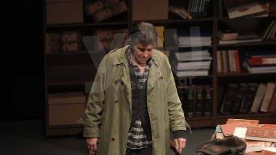 «Με έβγαλε με κλωτσιά ο Γιάννης Μπέζος στη σκηνή, μου τραβούσε το χέρι και...»