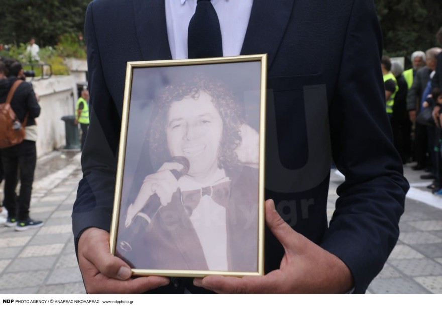 Ρίγη συγκίνησης στην κηδεία του Σταμάτη Κόκοτα