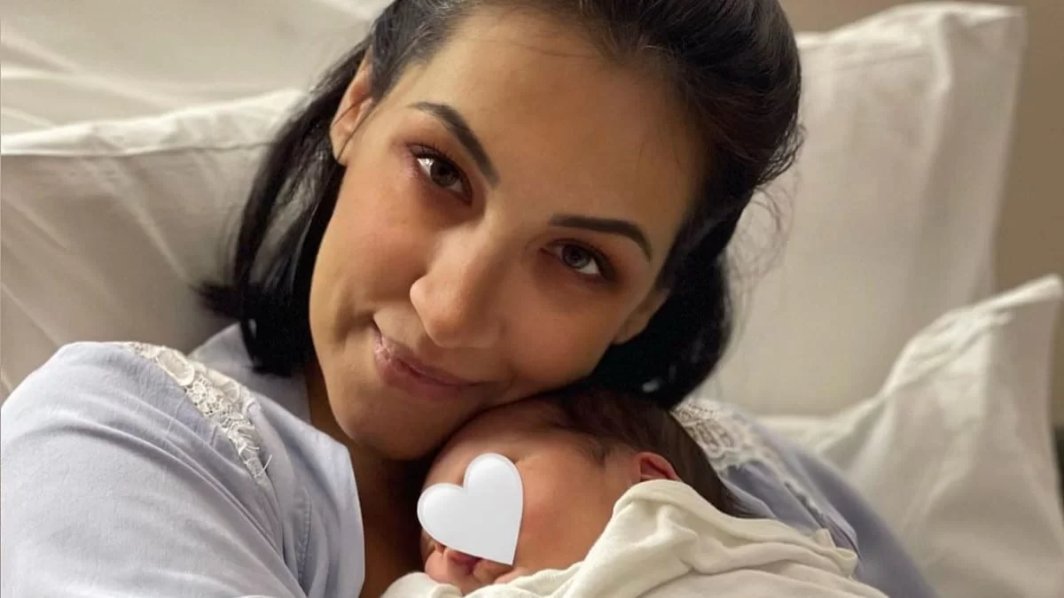 «Είναι κατινιές αυτά τα σχόλια! Άξεστες» - Έξαλλη η Σοφία Λεοντίτση με αυτά που γράφονται για τον νεογέννητο γιο της