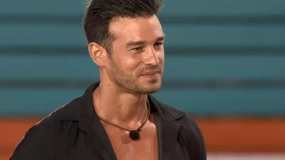 Love Island: Μοιάζουν σαν δυο σταγόνες νερό - Κούκλος με γαλάζια μάτια ο αδερφός του Αλέξανδρου Κώτση
