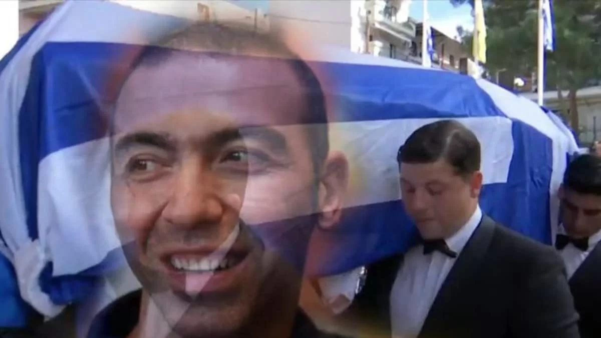 Ανατριχιαστικό: Η στιγμή που η σύζυγος του Αλεξάνδρου Νικολαΐδη φιλάει το φέρετρο του και του αφήνει ένα κόκκινο λουλούδι