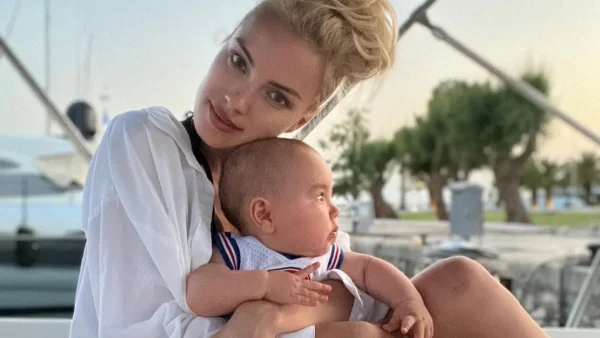 "Κοιτάξτε βασανιστήρια που περνάω" - Χαμός με το βίντεο της Τζούλια Νόβα και την 10 μηνών κόρη της