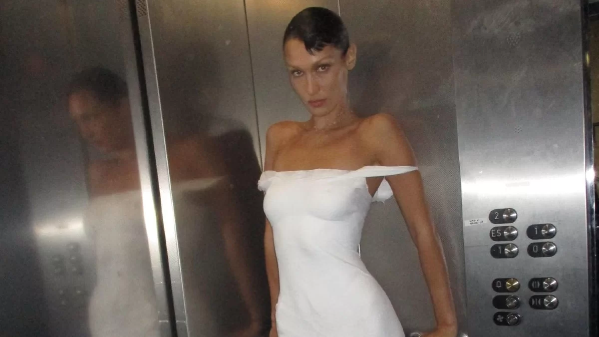 Σίγουρα το έχεις και εσύ: Αυτό είναι το αξεσουάρ που η Bella Hadid προσθέτει σε όλα τα casual looks της