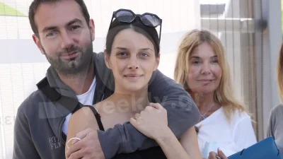 Η Άννα Μπεζάν απαθανάτισε την πιο τρυφερή φωτογραφία - Ο Δημήτρης Παππάς πόζαρε αγκαλιά με την νεογέννητη κόρη του