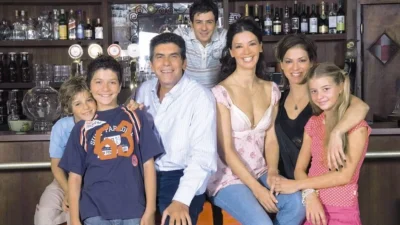 Αποκάλυψη 15 χρόνια μετά: Και όμως δεν ήταν ο Γιαννάκης - Ποιος ήταν πίσω από την αφήγηση του Ευτυχισμένοι Μαζί