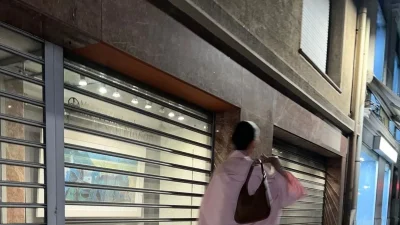 Με ροζ μίνι φόρεμα στο κέντρο της Αθήνας - Βραδινή έξοδος για την Ελένη Φουρέιρα μετά από καιρό