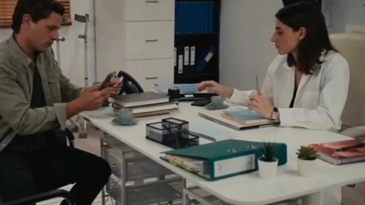 Γη της Ελιάς: «Καλά βρωμάει από μακριά» - Παραλίγο να τα "ξεράσει" όλα στον Σωκράτη η Αντιγόνη και το Twitter δεν κρατήθηκε