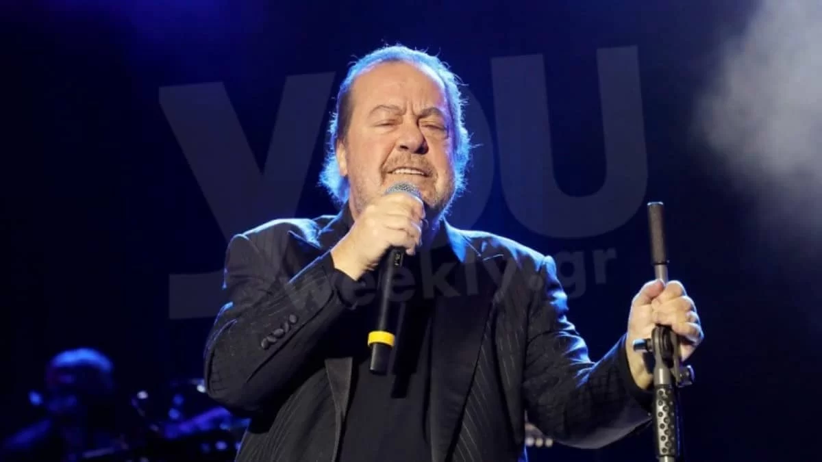 Με αθλητική ζακέτα και μαύρο καπέλο στο κεφάλι - Αγνώριστος ο Γιάννης Πάριος