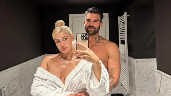 Σούπερ μίνι κολλητό φόρεμα στον 7ο μήνα εγκυμοσύνης - Τι φόρεσε η Ιωάννα Τούνη στην γιορτή του Δημήτρη Αλεξάνδρου