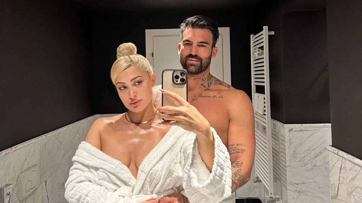 Σούπερ μίνι κολλητό φόρεμα στον 7ο μήνα εγκυμοσύνης - Τι φόρεσε η Ιωάννα Τούνη στην γιορτή του Δημήτρη Αλεξάνδρου