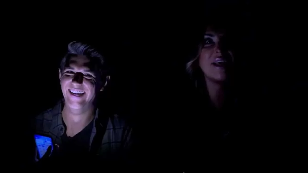 Καλύτερα δεν γίνεται: Έπεσε "μαύρο" στο πλατό - Άναψαν τους φακούς των κινητών τους