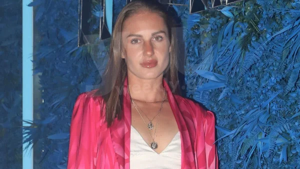 "Κόλασε" το instagram η Κατερίνα Δαλάκα - Πόζαρε με λευκό μαγιό με θέα όλο Μαϊάμι