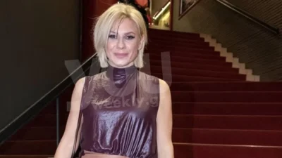 28η Οκτωβρίου: Κρατώντας ψηλά δύο ελληνικές σημαίες - Συγκίνηση με τον γιο της Κατερίνας Καραβάτου στην παρέλαση