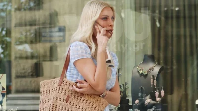 Αποκλειστικό: Με πιασμένα μαλλιά και ανενόχλητη - Τράβηξε τα βλέμματα η Κατερίνα Καινούργιου σε γνωστό εμπορικό κέντρο