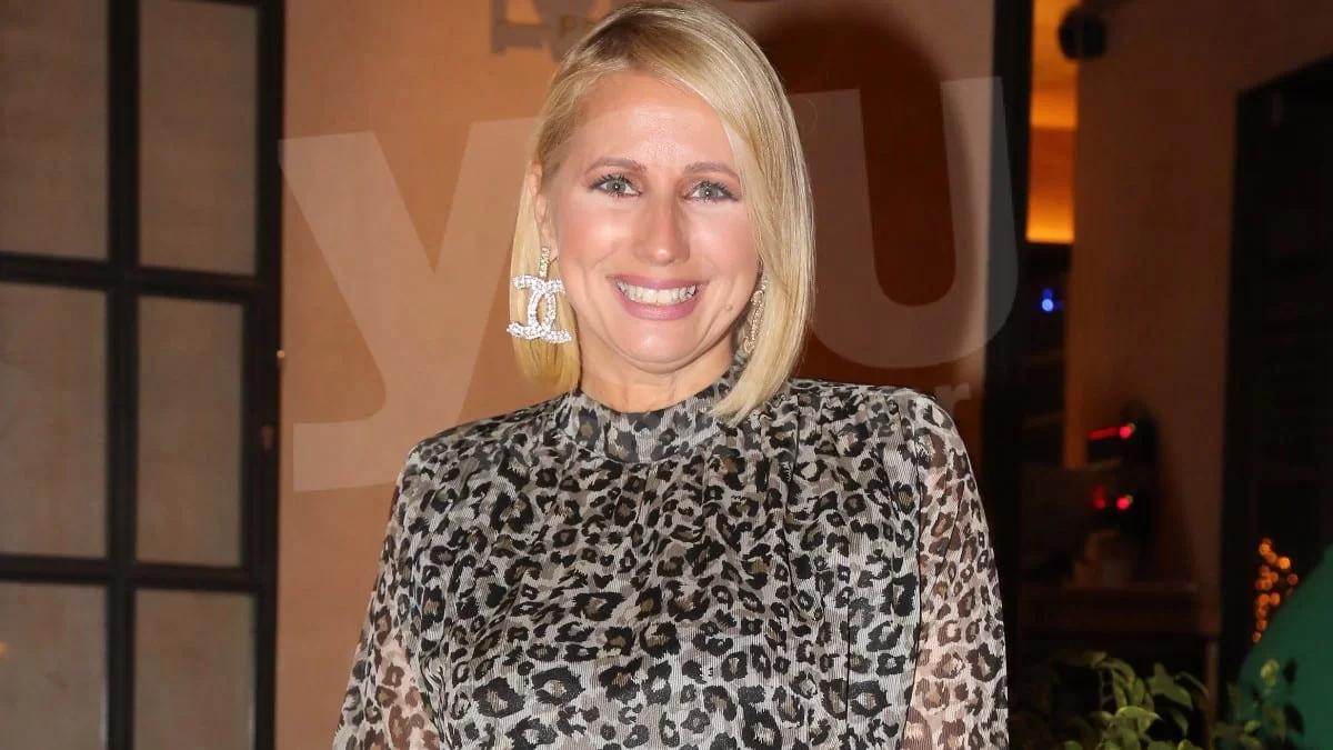 "Ζαλίζει" με τις αναλογίες της η Κατερίνα Παπακωστοπούλου - Πόζαρε με μαύρο μικροσκοπικό μαγιό