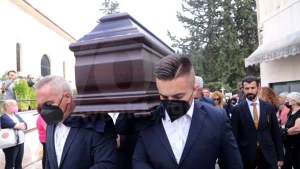 Σταμάτης Κόκοτας: "Τσακίζει" κόκαλα το τελευταίο "αντίο" του γιου του, Δημήτρη στην κηδεία