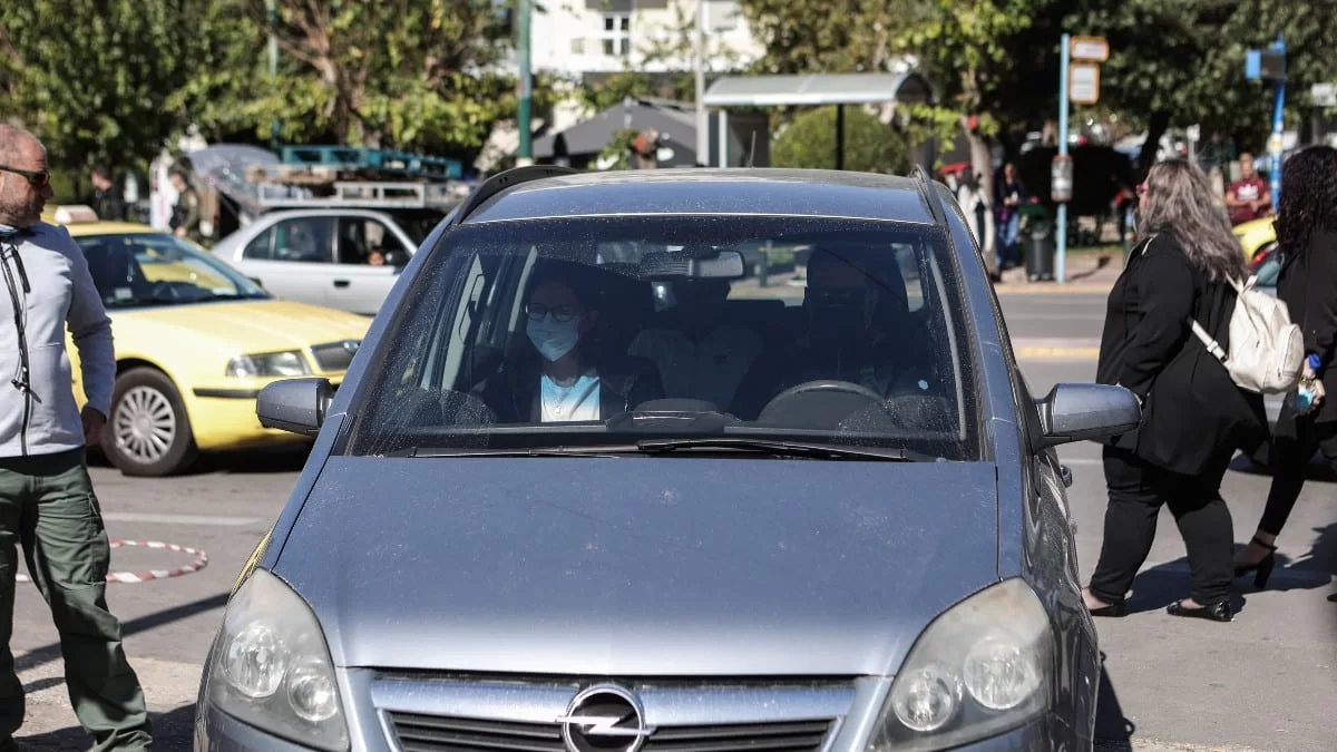 Κολωνός: «Μαμά, όχι, όχι, σε παρακαλώ» - Πλάνταξαν στο κλάμα τα παιδιά της μητέρας της 12χρονης μετά την προφυλάκισή της