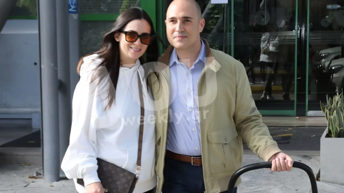 Η ευτυχία ζωγραφισμένη στα πρόσωπα τους - Αποκλειστικές φωτογραφίες του Κωνσταντίνου Μπογδάνου με την γυναίκα και την κόρη του έξω από το μαιευτήριο