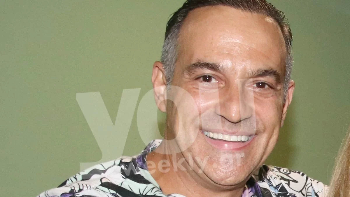 Πολλά χρόνια πριν γνωρίσει την Κατερίνα Καραβάτου - Ο Κρατερός Κατσούλης με κοιλιακούς και πλούσια μαύρα μαλλιά