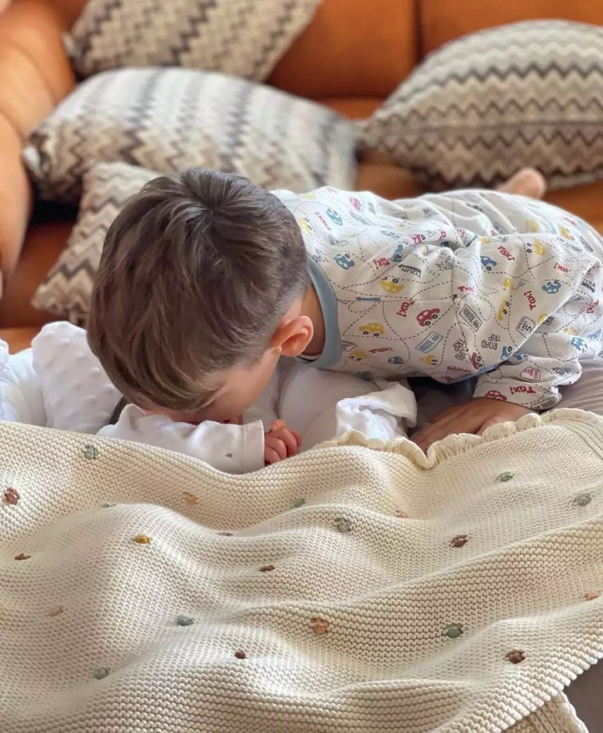 Το φιλί του γιου της Λεοντίτση στον αδερφό του