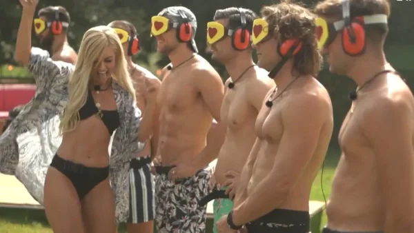 Love Island(5/10): Τα πάνω κάτω στη βίλα - Τα καυτά φιλιά και οι νέοι παίκτες θα φέρουν ανακατατάξεις στα ζευγάρια