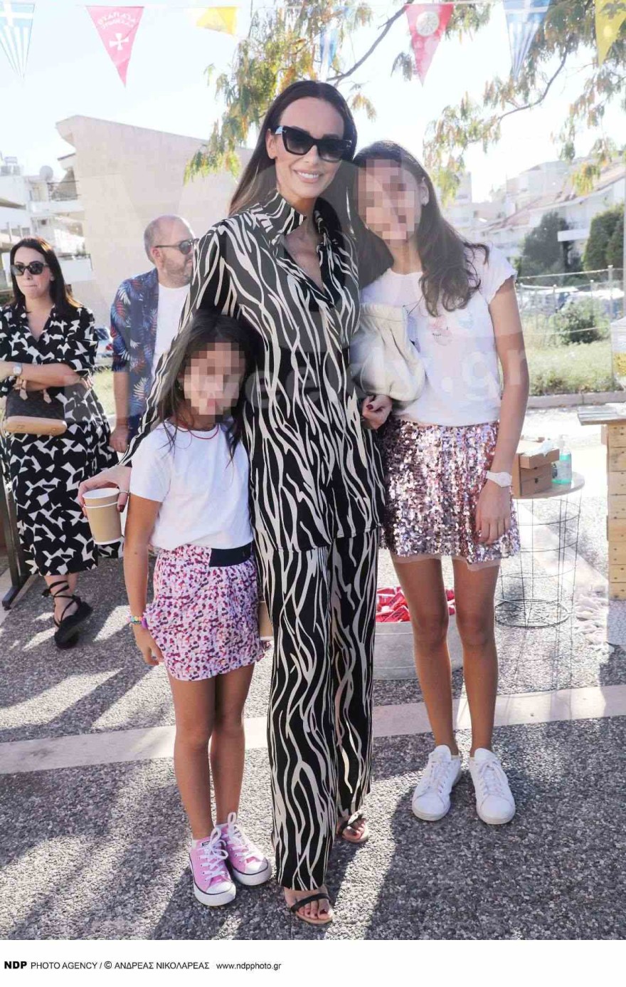 Η Μπέττυ Μαγγίρα με τις κόρες της 