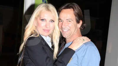 Άβαφη και άκρως χαμογελαστή η Ελένη Μενεγάκη στο πλευρό του Παντζόπουλου - Έτσι υποδέχτηκαν το νέο μήνα