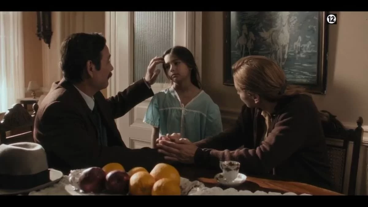 Μια νύχτα του Αυγούστου (30/10): Ο Μανώλης υπερασπίζεται τη Ρηνιώ και τη μικρή Χριστίνα απέναντι στη σκληρότητα της γειτονιάς