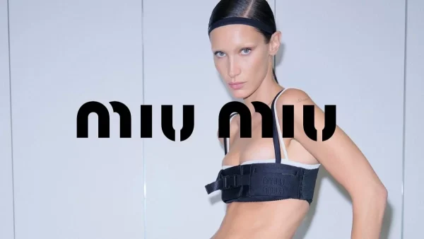 Εβδομάδα Μόδας Παρισιού: Τα εμβληματικά looks που είδαμε στο fashion show του οίκου Miu Miu