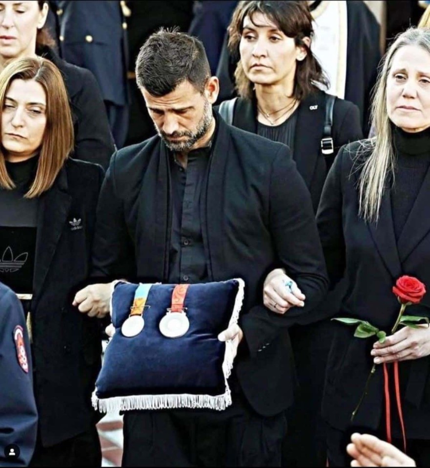 Aνάρτηση Μιχάλη Μουρούτσου κηδεία Αλέξανδρου Νικολαϊδη