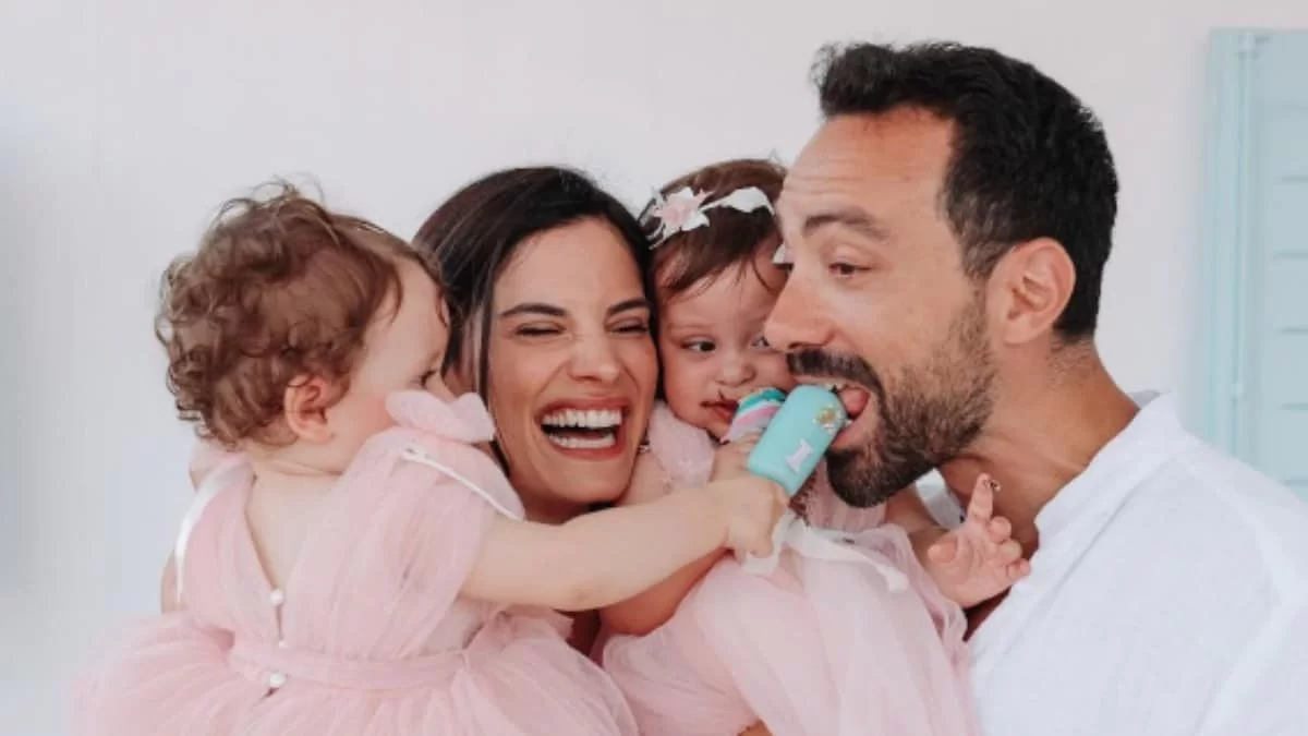 Χριστίνα Μπόμπα: Ό,τι πιο γλυκό - Η αντίδραση των διδύμων βλέποντας την μαμά τους στην τηλεόραση