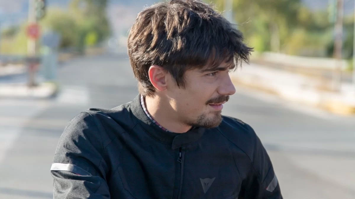 Ελάχιστοι το έχουν προσέξει - Αυτή είναι η σύντροφος του Κώστα Νικούλι που συμμετέχει στο Μαύρο Ρόδο