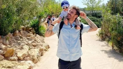 Θα "λιώσετε" - Η αντίδραση του γιου του Άκη Πετρετζίκη όταν τον είδε στην τηλεόραση