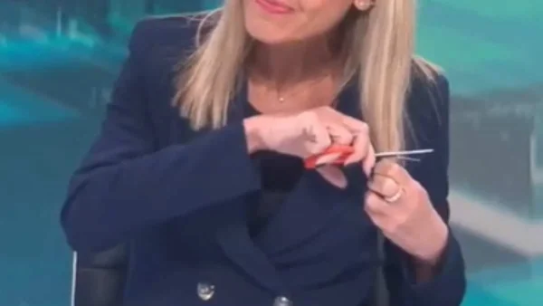 Τεράστια η συγκίνηση με την κίνηση Ελληνίδας δημοσιογράφου - Έκοψε τα μαλλιά της ως ένδειξη συμπαράστασης στις γυναίκες του Ιράν