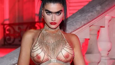 Χαμός στο Παρίσι με την εμφάνιση της Σοφίας Χατζηπαντελή: Με κόκκινο ημιδιάφανο μπλουζάκι και παντελόνι σε εστιατόριο