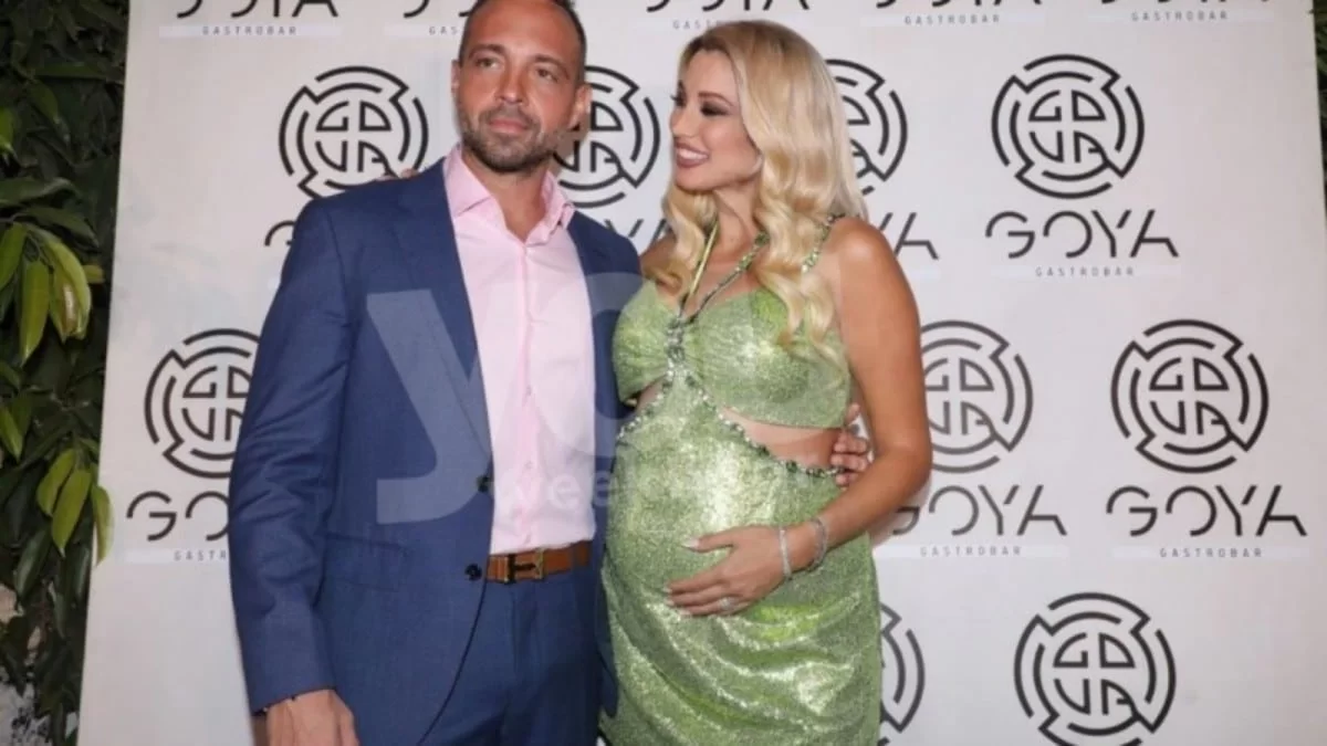 Δεν είχαν μάτια για κανέναν άλλο - Η πρώτη επίσημη λαμπερή φωτογραφία από το γάμο της Κωνσταντίνας Σπυροπούλου και του Βασίλη Σταθοκωστόπουλου