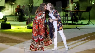 Ολόκληρο παλάτι το εξοχικό του Διονύση Σχοινά και της Καίτης Γαρμπή στην Επίδαυρο - Έχει τεράστια πισίνα που βλέπει τη θάλασσα