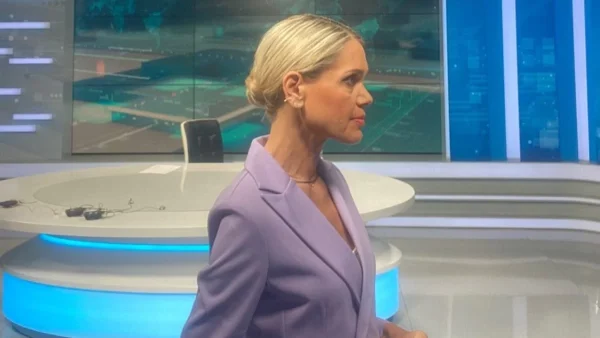 Σύνθια Σάπικα: Λίγα λόγια για τη δημοσιογράφο της ΕΡΤ που έκοψε τα μαλλιά της για το Ιράν