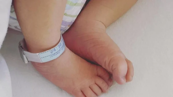 «Το δικό μας θαύμα» - Γέννησε και το ανακοίνωσε με την πρώτη φωτογραφία του μωρού από το μαιευτήριο