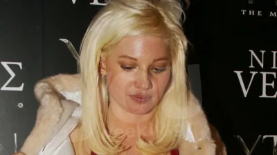 Με κόκκινα εσώρουχα και πλατινέ περούκα - Η Τζούλια Αλεξανδράτου μας δείχνει πόσο φούσκωσε η κοιλίτσα της