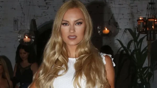 "Έσπρωξε τη γιαγιά και χτύπησε το κεφάλι της! Μόλις το..." - Η εξομολόγηση της Τζούλιας Νόβα για τον πατέρα της