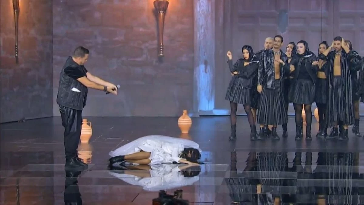 J2US: Ο Σταμάτης Φασουλής "κατακεραύνωσε" τον Βαλεντίνο - «Στο ρεφρέν εγκλημάτησες…»