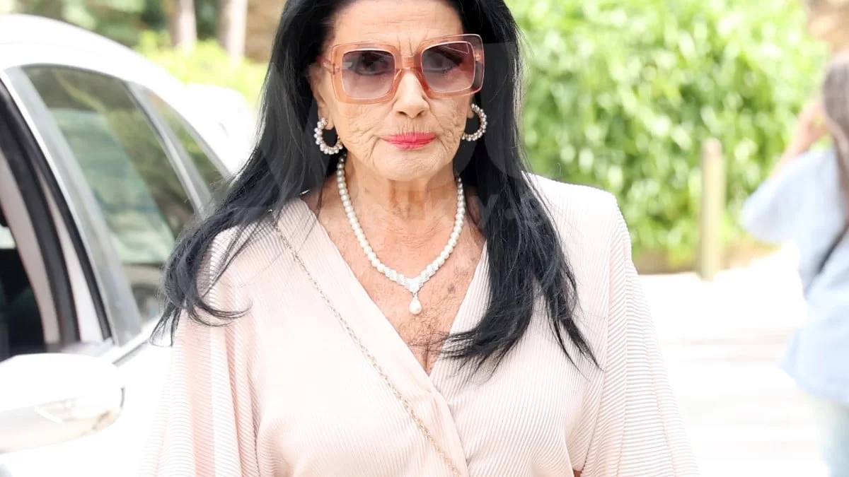 Κάνει τον γύρο του διαδικτύο τo ζεϊμπέκικο της Ζωζώς Σαπουντζάκη με τραγούδι του Κωνσταντίνου Αργυρού - Την κοιτούσε όλο το μαγαζί