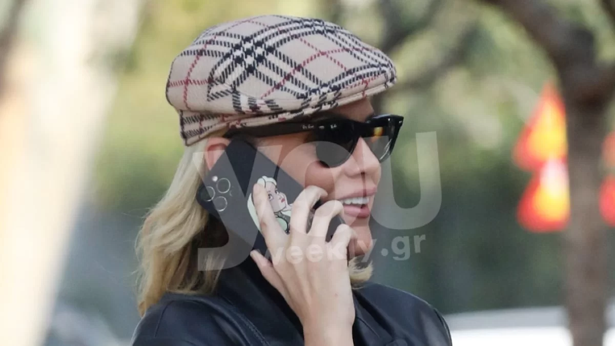 Η Σάσα Σταμάτη, με total denim, τραγιάσκα και τσάντα αξίας 495 ευρώ, στη Γλυφάδα